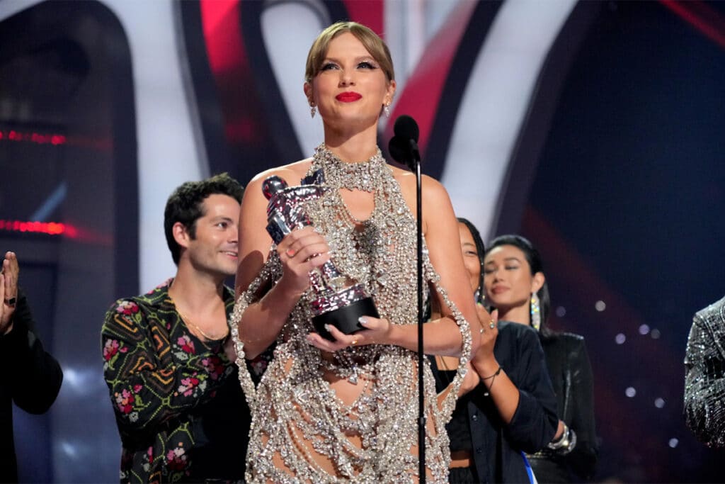 Taylor Swift remporte le prix de vidéo de l'année aux MTV VMAs 2022