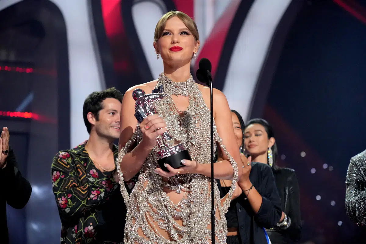 Taylor Swift remporte le prix de vidéo de l'année aux MTV VMAs 2022