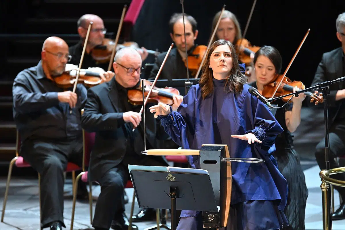 Carolina Eyck jouant du thérémine