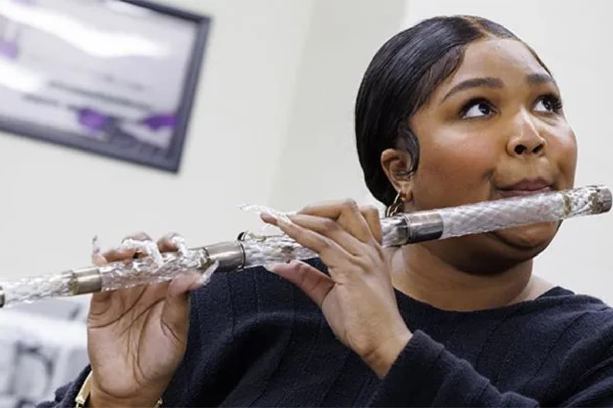 Lizzo joue de la flûte en crystal datant de plus de 200 ans