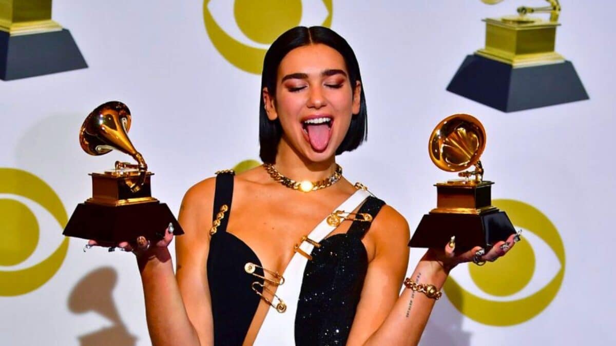 dua lipa grammy en main