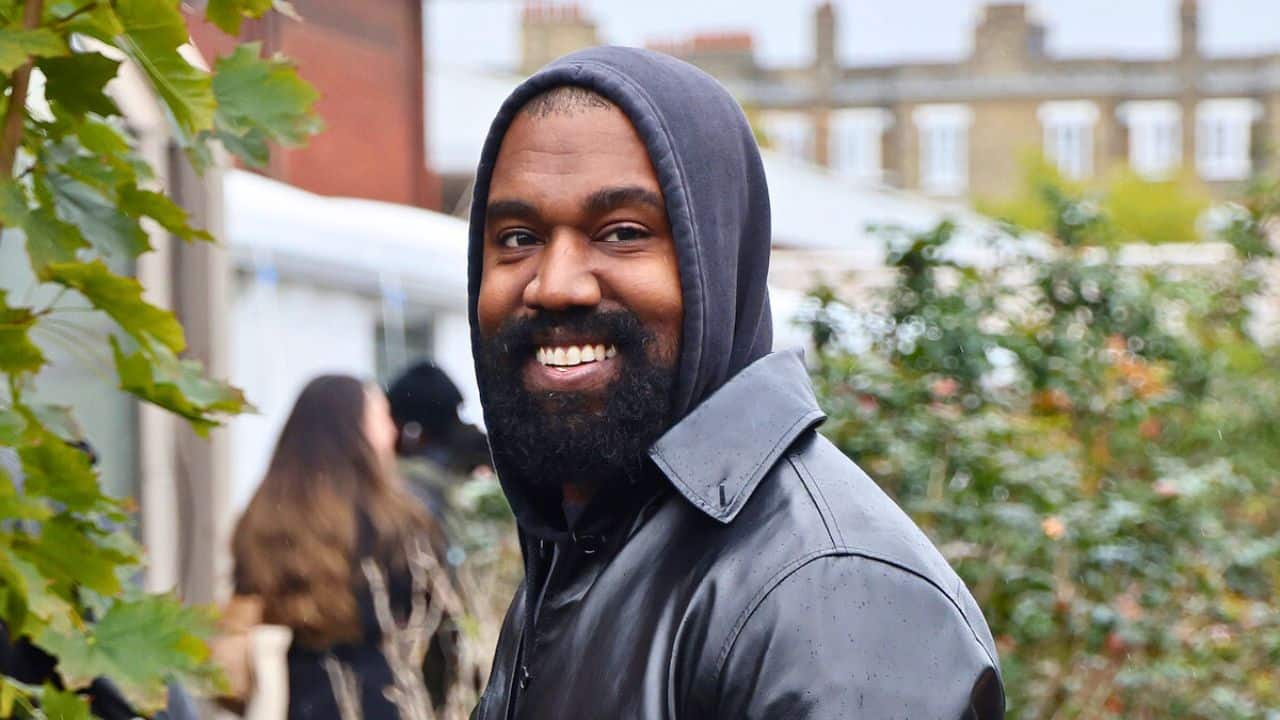 kanye west barbu capuche sur la tête (GC images)