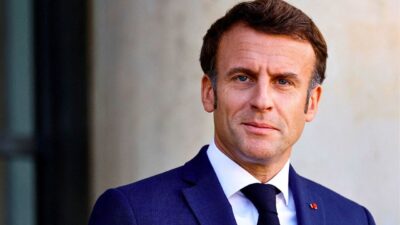 emanuel macron sourire camera