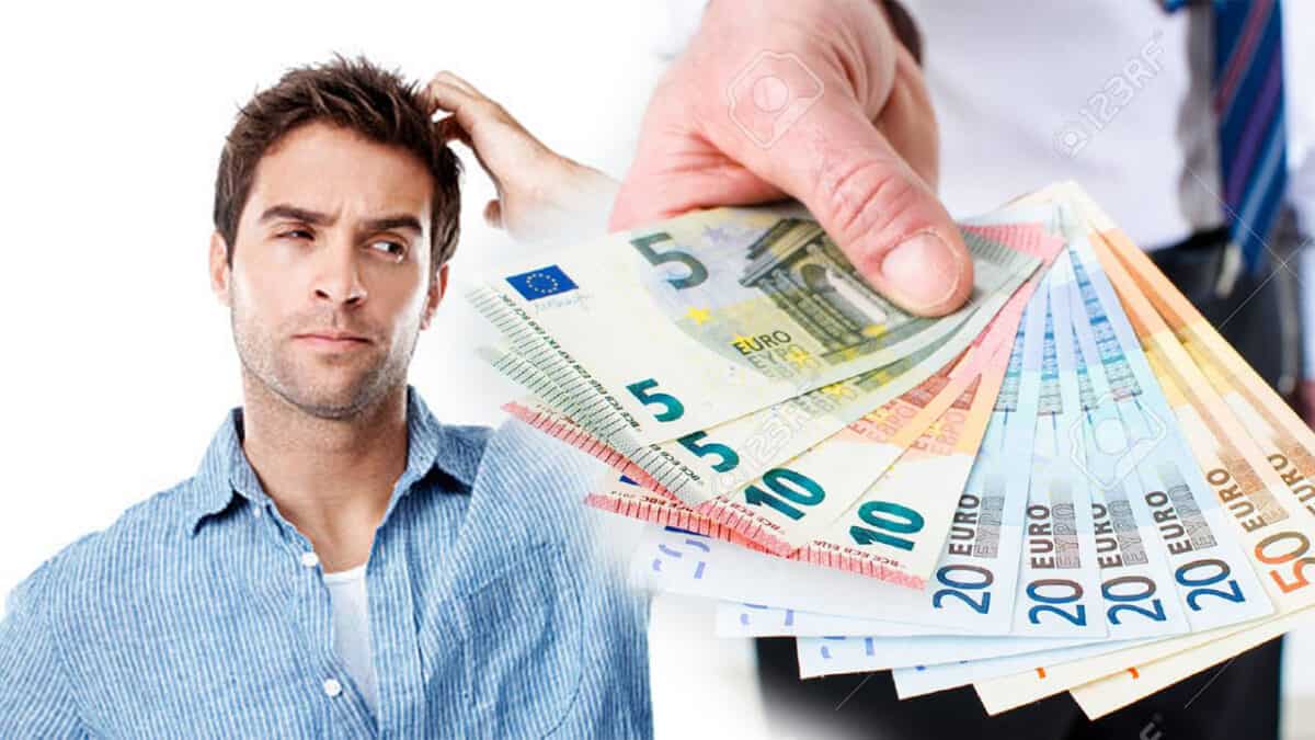 homme regarde une aide financiere