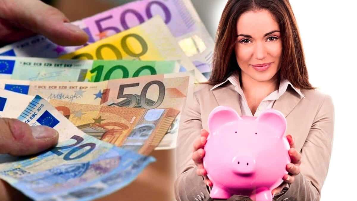 epargne economie femme tient un cochon