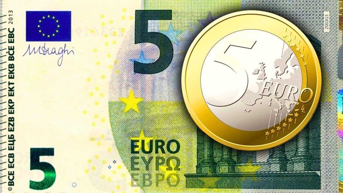 pieces de 5 euros sur billet de 5