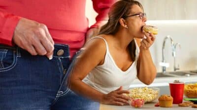 ventre gras femme mange sucrerie