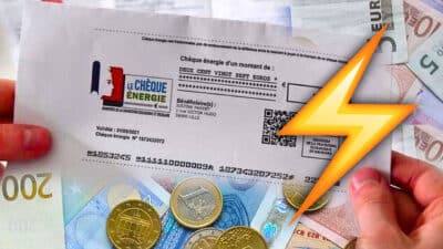 cheque energie 2021 tenu en main electricite