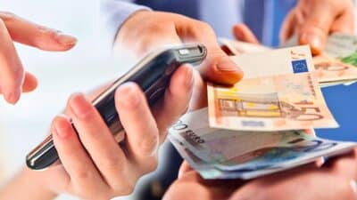 femme sur son telephone recoit aide