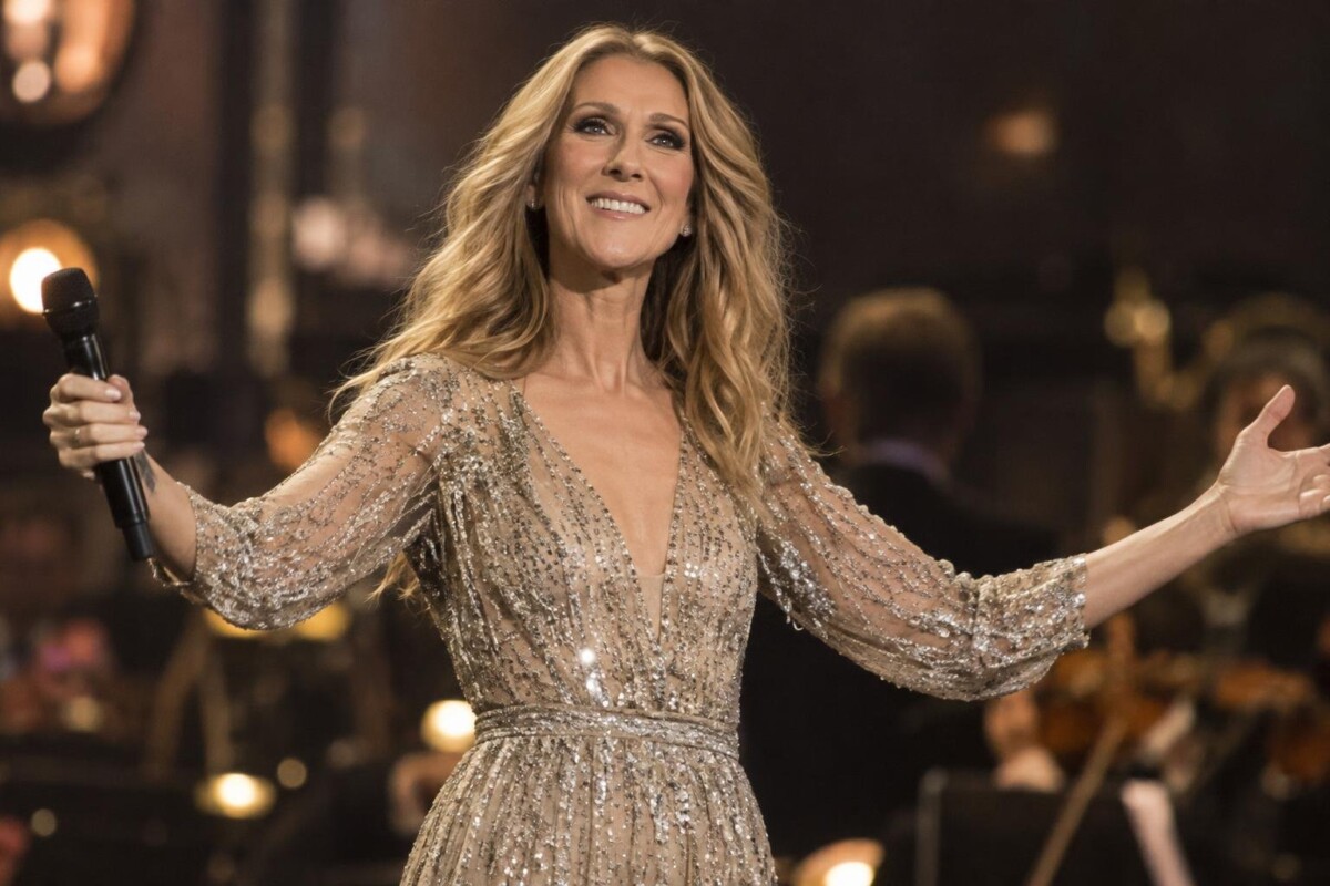 Céline Dion porte un bomber en cuir noir Phoebe Philo devant le Royal Monceau à Paris (image générée par IA)